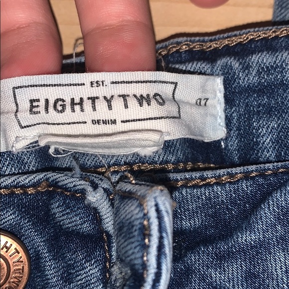 One knee ripped skinny jeans - Picture 2 of 3